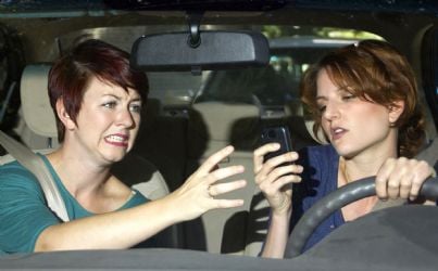 due donne con cellulare alla guida