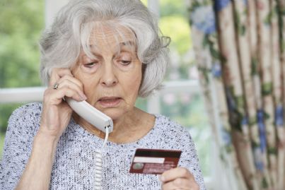 donna anziana truffata al telefono legge carta credito