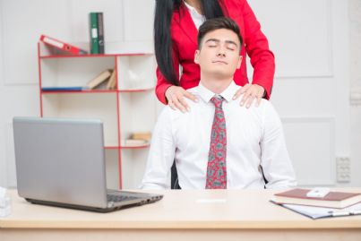 donna che massaggio collo uomo in ufficio