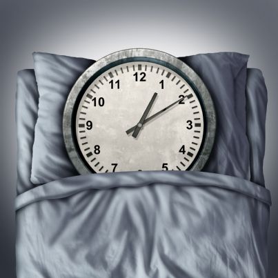 orologio tra i cuscini concetto di sveglia