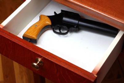 pistola riposta in un cassetto