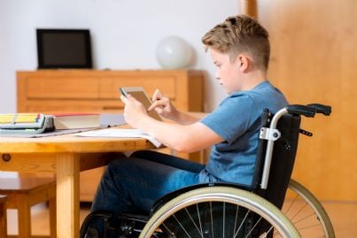 ragazzo disabile su una sedia a rotelle