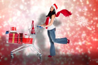 Donna con carrello della spese in abbigliamento natalizio