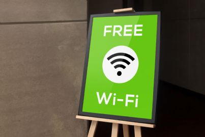 cartello che indica wifi gratis