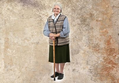 Donna anziana con bastone