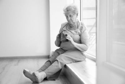 anziana da sola che conta la pensione