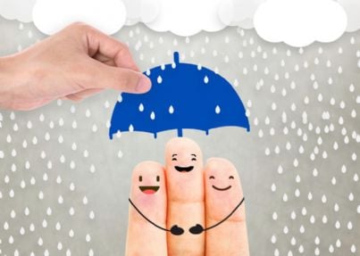 famiglia sotto ombrello concetto assicurazione