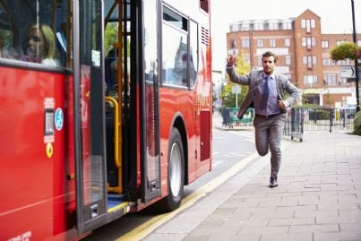 passeggero che cerca di prendere autobus