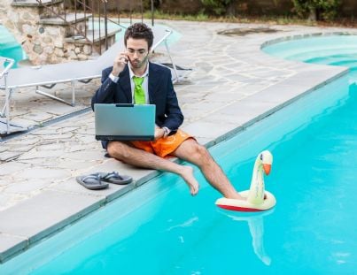 avvocato al lavoro con computer a bordo piscina