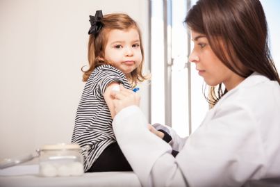 bambina spaventata si prepara a vaccino