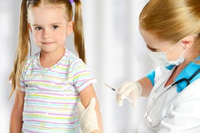 medico che vaccina bambina