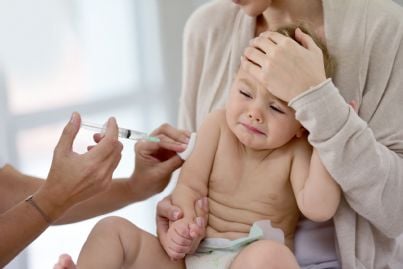 bambino che subisce iniezione per vaccino