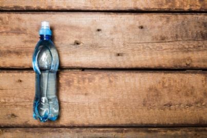bottiglia di acqua in plastica su legno