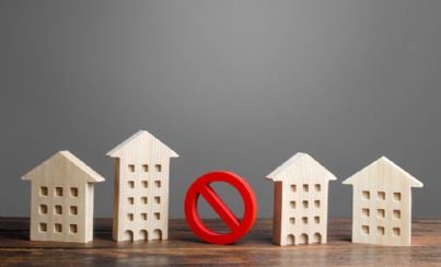 case con segnale di divieto per abusivismo