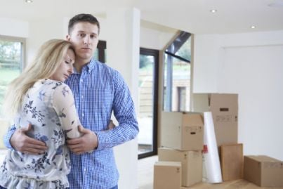 moglie e marito tristi per pignoramento propria casa