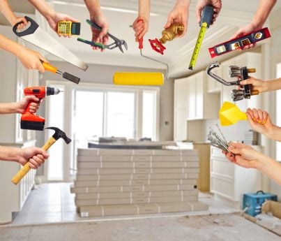 mani con strumenti per ristrutturazione casa