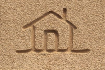 casa disegnata sulla sabbia