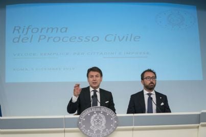 Premier Conte e Ministro Bonafede in conferenza stampa dopo riforma processo civile