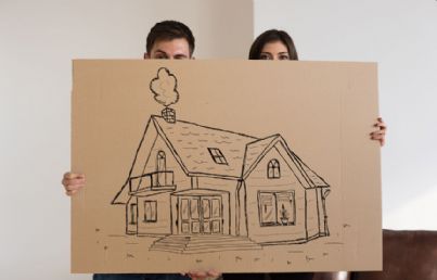 coppia di giovani mostra disegno della propria casa