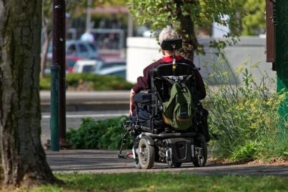 Ragazzo disabile su sedia a rotelle