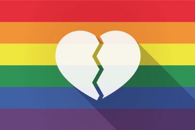 cuore spezzato su sfondo arcobaleno concetto divorzio gay