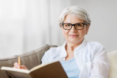 donna anziana con occhiali