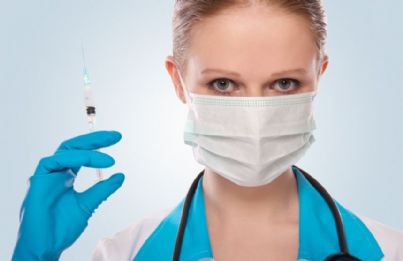medico donna con siringa vaccino covid e mascherina