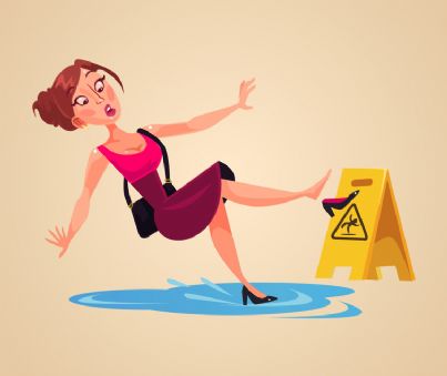 donna scivola su pavimento bagnato