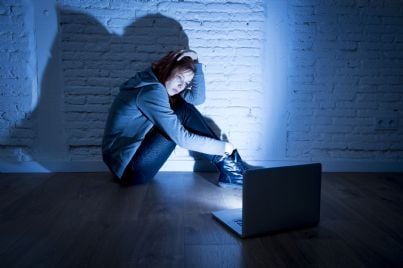 donna triste che riceve molestie tramite computer