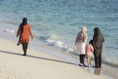 donne musulmane in spiaggia in burkini