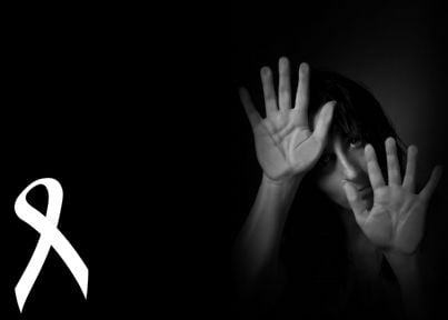 violenza sulle donne con nastro bianco simbolo lotta femminicidio