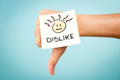 facebook mano che indica dislike