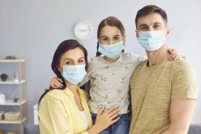 famiglia con mascherine per protezione coronavirus
