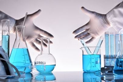 mani con guanti toccano farmaci in laboratorio