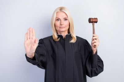 giudice donna con martello dice basta con la mano