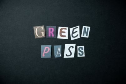lettere green pass su sfondo nero