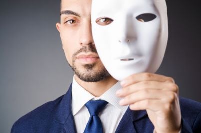 uomo che si toglie maschera evoca concetto impostore abusivo professione