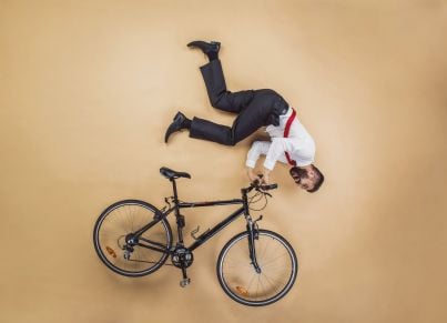 lavoratore che ha infortunio mentre va al lavoro in bicicletta