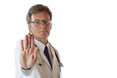 medico obiettore dice stop con la mano