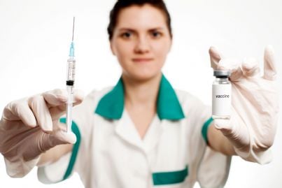 medico con siringa e fiala vaccino in mano