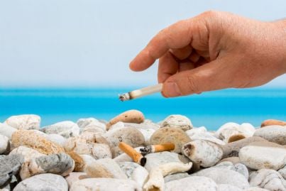mozziconi di sigarette in spiaggia