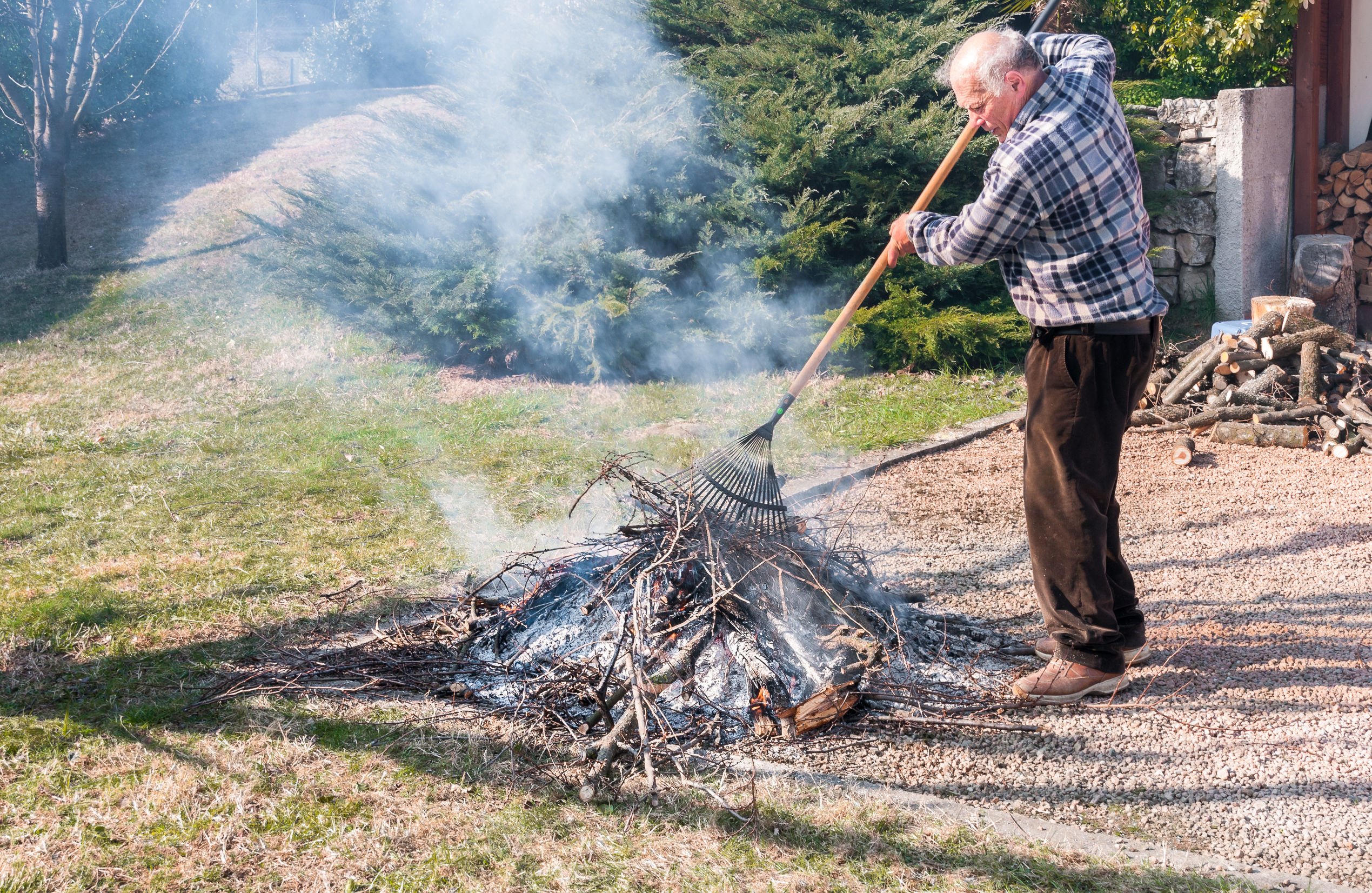 Risultati immagini per Quando bruciare rifiuti agricoli è reato