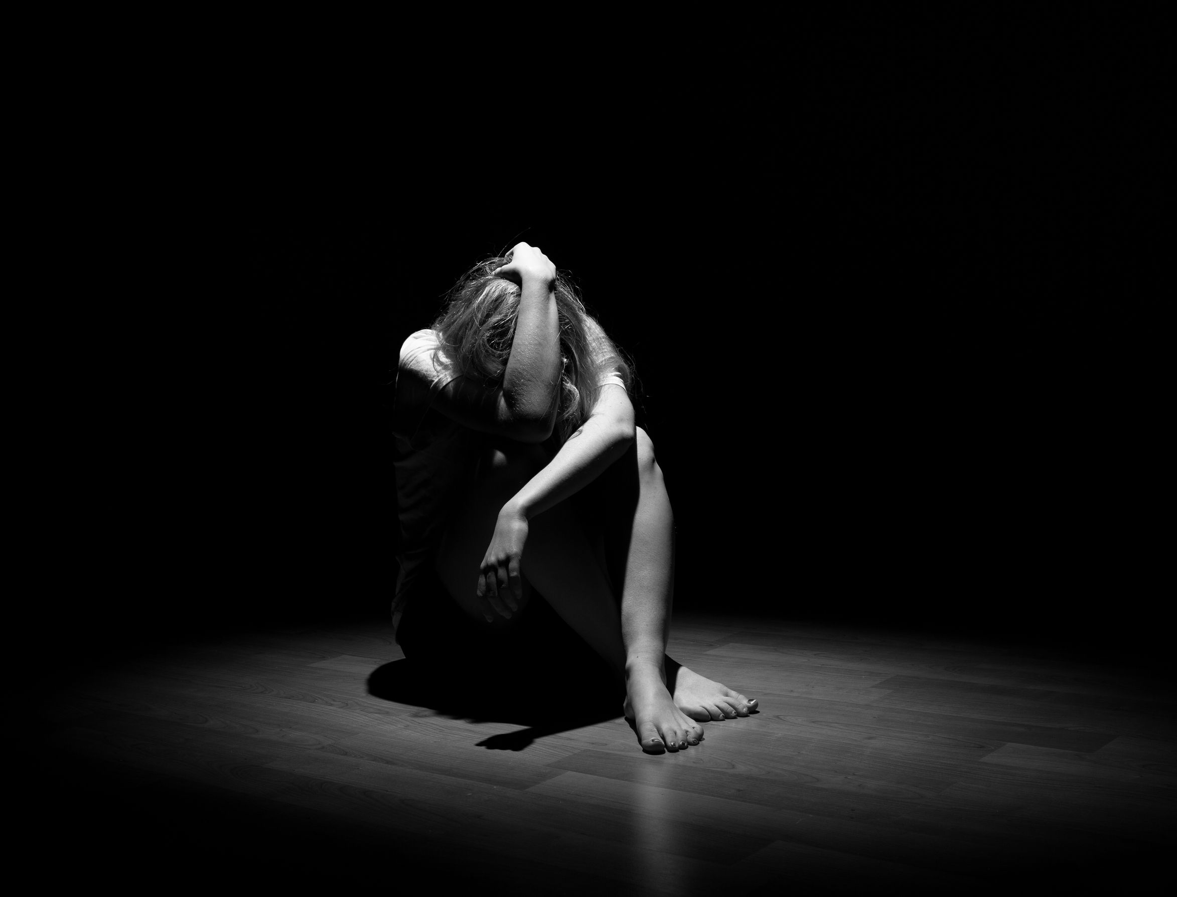 Глубочайшее уныние. Девушка в отчаянии. Танцы в темноте. Девушка на коленях. Танец одиночества.