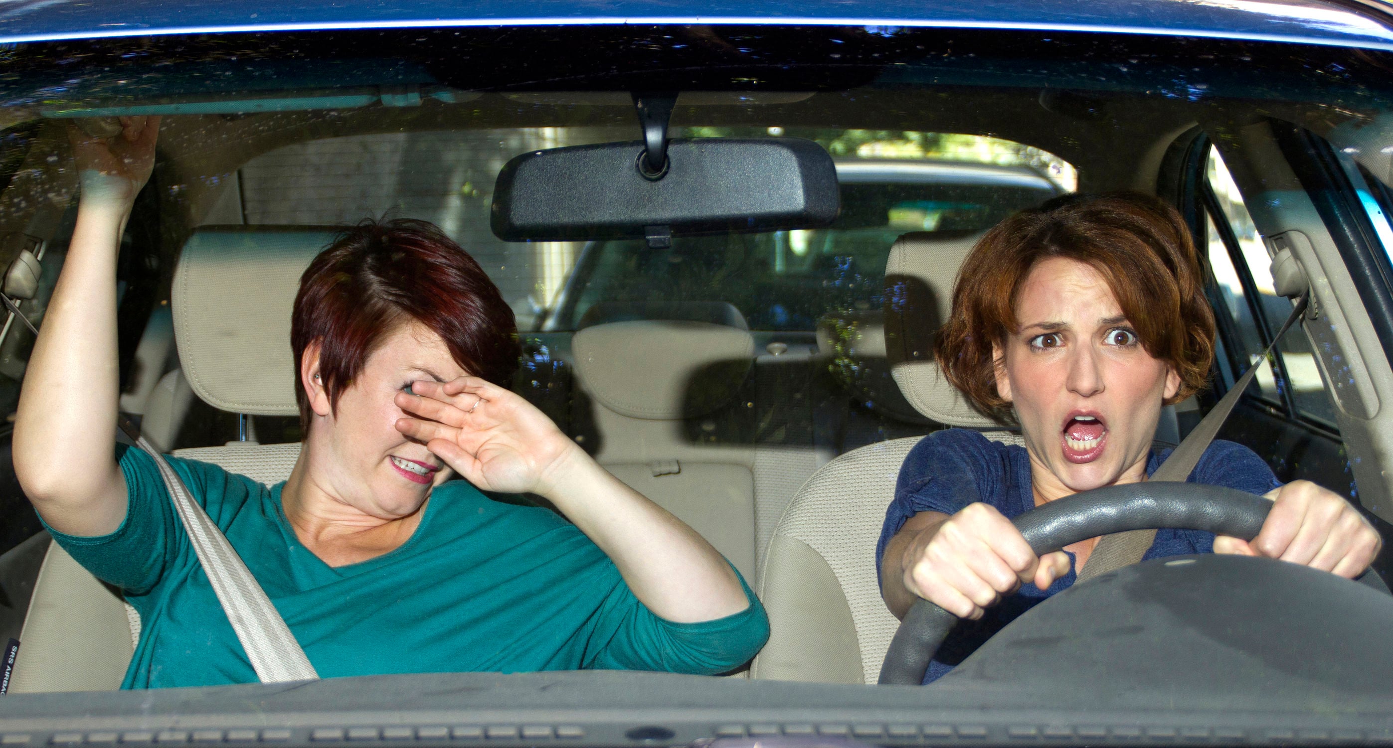 Увидели в машине зараженную девочку. Женщина за рулем. Заглянула в автомобиль. Увидели в машине зараженную девочку. Увидели в машине зараженную девочку.