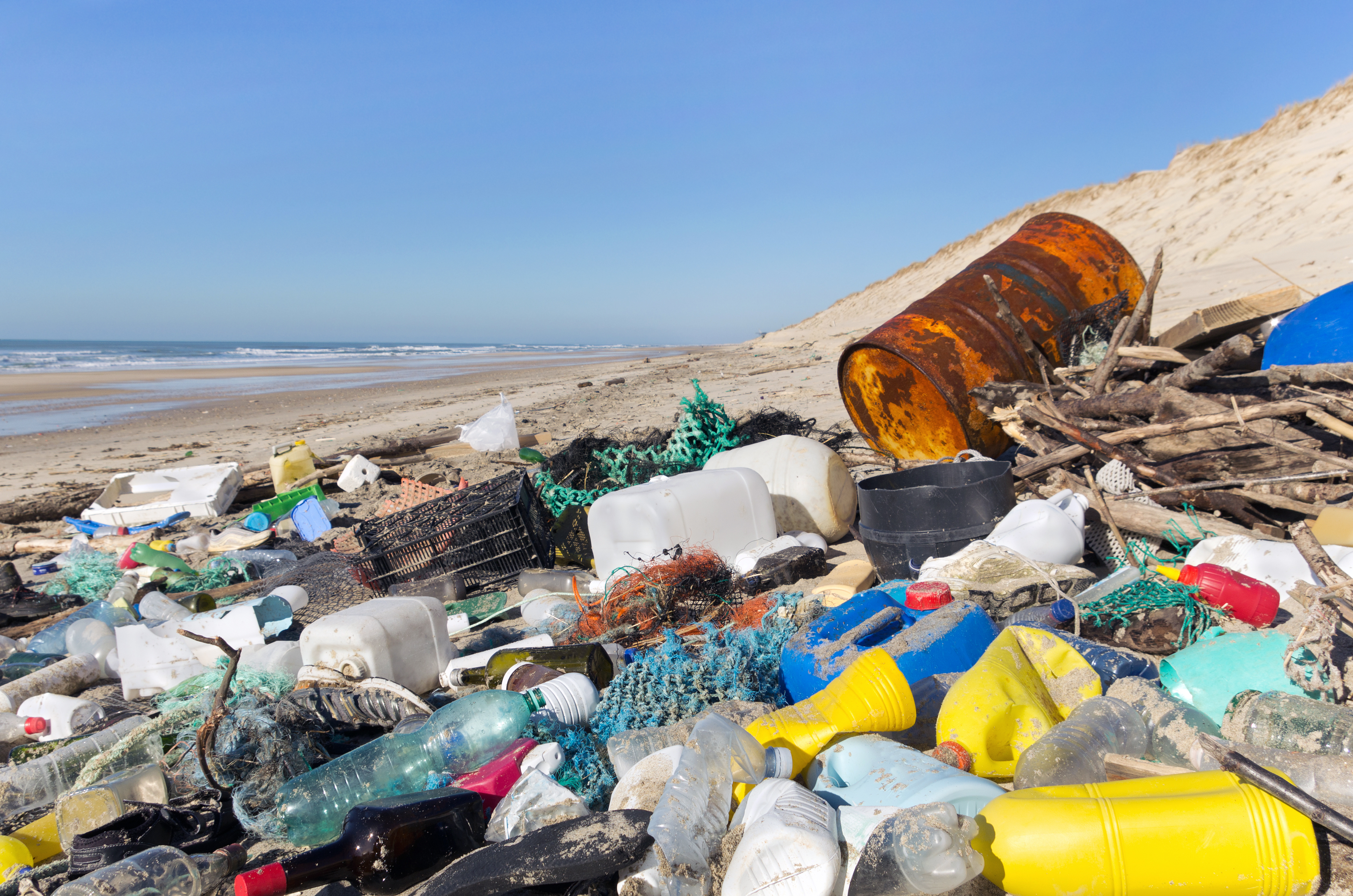 Глобальная проблема отходы. Пластиковое загрязнение. Бытовые отходы в океане.