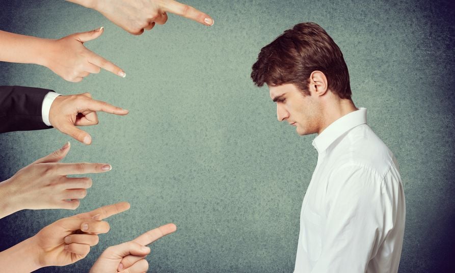 Виноватый человек. Отвержение обществом. Человек рекомендует. Человек с низкой самооценкой. Guilty person.