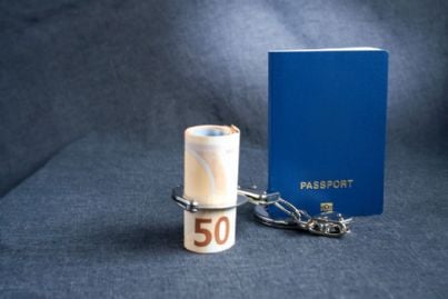 passaporto e manette per reato di immigrazione