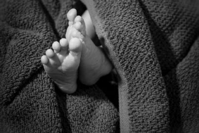 piedi di neonato avvolti in una coperta