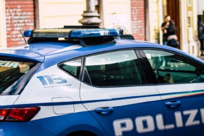 auto della polizia italiana