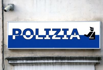 insegna di commissariato della polizia italiana